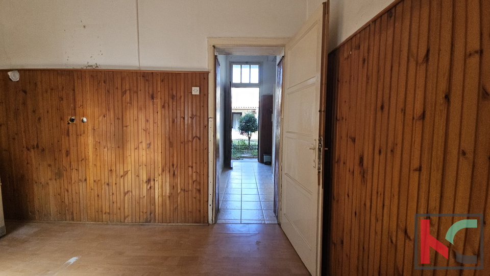 PULA&comma; CENTAR&comma; STAN ZA RENOVACIJU SA VRTOM I OSTAVOM&comma; 2SS&plus;DB &num;PRODAJA