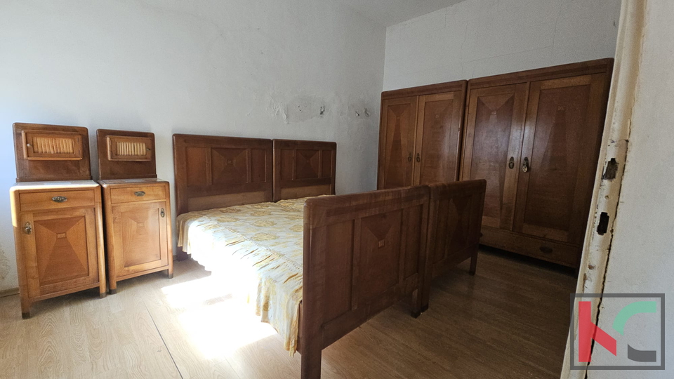 PULA&comma; CENTAR&comma; STAN ZA RENOVACIJU SA VRTOM I OSTAVOM&comma; 2SS&plus;DB &num;PRODAJA