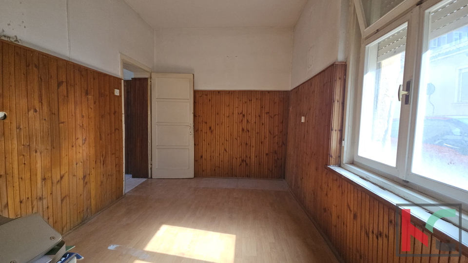 PULA&comma; CENTAR&comma; STAN ZA RENOVACIJU SA VRTOM I OSTAVOM&comma; 2SS&plus;DB &num;PRODAJA