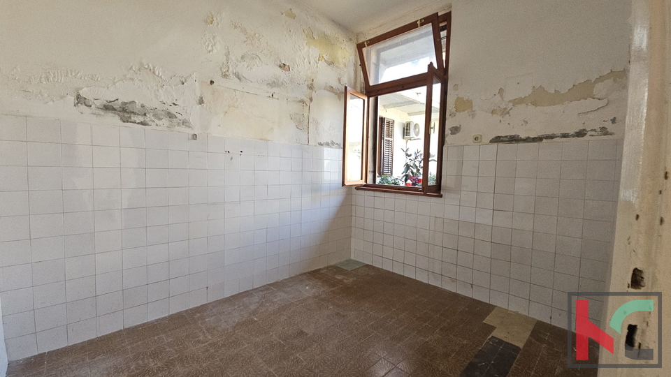 PULA&comma; CENTAR&comma; STAN ZA RENOVACIJU SA VRTOM I OSTAVOM&comma; 2SS&plus;DB &num;PRODAJA