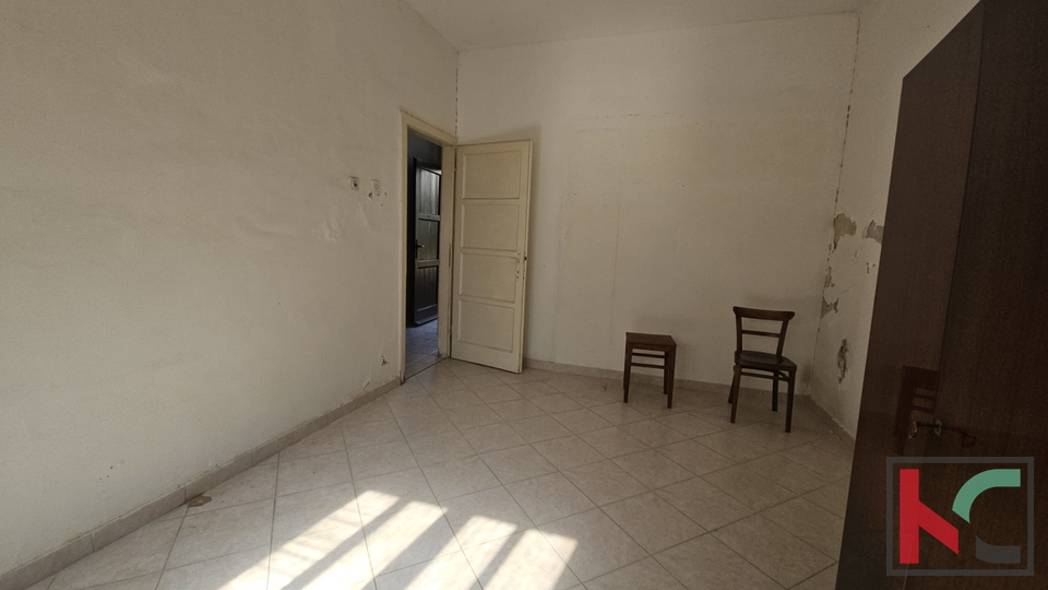 PULA&comma; CENTAR&comma; STAN ZA RENOVACIJU SA VRTOM I OSTAVOM&comma; 2SS&plus;DB &num;PRODAJA