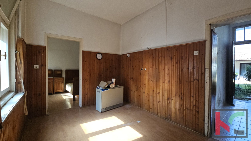 PULA&comma; CENTAR&comma; STAN ZA RENOVACIJU SA VRTOM I OSTAVOM&comma; 2SS&plus;DB &num;PRODAJA