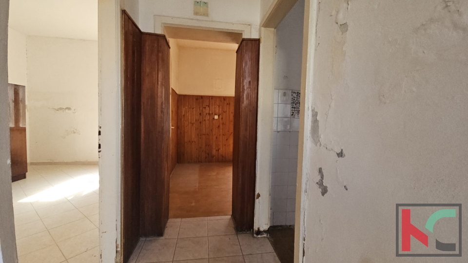 PULA&comma; CENTAR&comma; STAN ZA RENOVACIJU SA VRTOM I OSTAVOM&comma; 2SS&plus;DB &num;PRODAJA