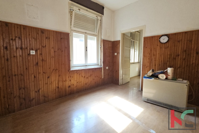 PULA, CENTAR, STAN ZA RENOVACIJU SA VRTOM I OSTAVOM, 2SS+DB #PRODAJA