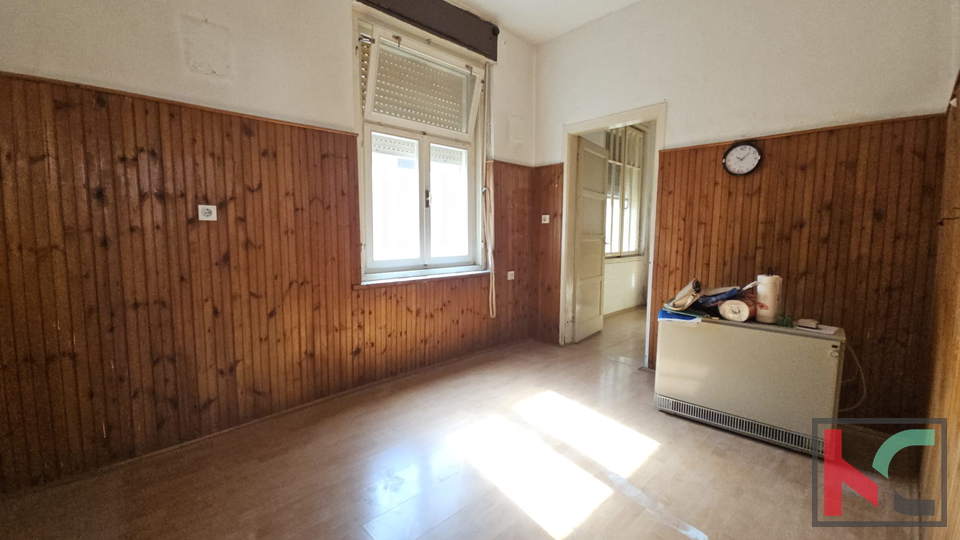 PULA&comma; CENTAR&comma; STAN ZA RENOVACIJU SA VRTOM I OSTAVOM&comma; 2SS&plus;DB &num;PRODAJA