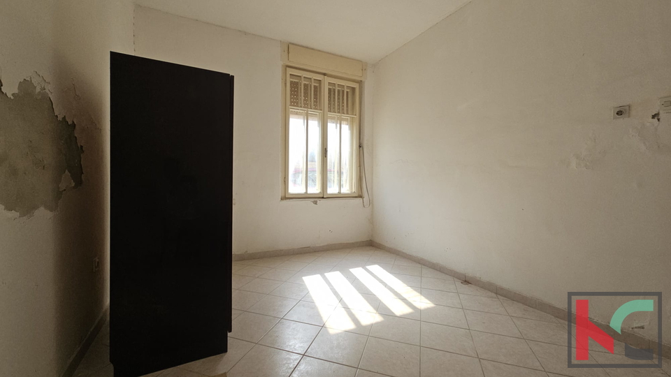 PULA&comma; CENTAR&comma; STAN ZA RENOVACIJU SA VRTOM I OSTAVOM&comma; 2SS&plus;DB &num;PRODAJA