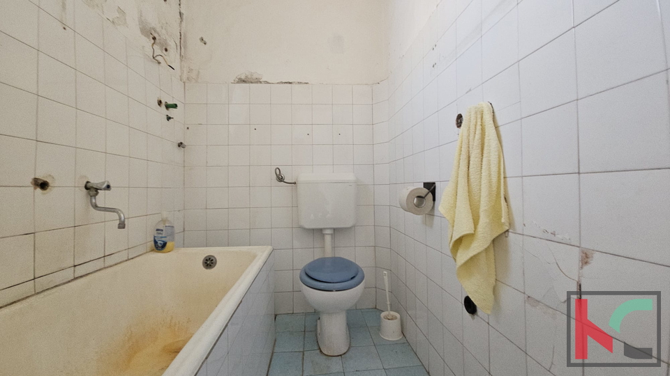 PULA&comma; CENTAR&comma; STAN ZA RENOVACIJU SA VRTOM I OSTAVOM&comma; 2SS&plus;DB &num;PRODAJA
