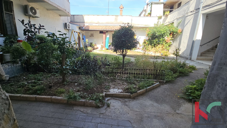 PULA&comma; CENTAR&comma; STAN ZA RENOVACIJU SA VRTOM I OSTAVOM&comma; 2SS&plus;DB &num;PRODAJA