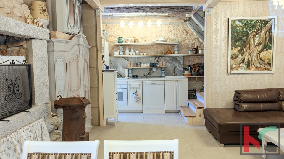 Krnica&comma; Mar&ccaron;ana&comma; renovirana rustikalna kamena ku&cacute;a s bazenom 136m2