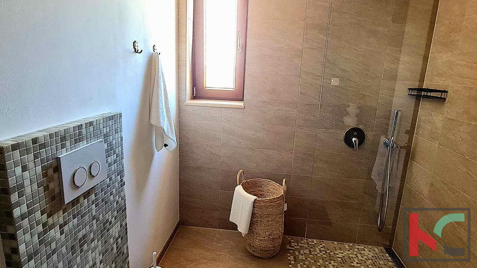 ISTRA, PRNJANI, SAMOSTOJEĆA KUĆA S BAZENOM NA MIRNOJ LOKACIJI