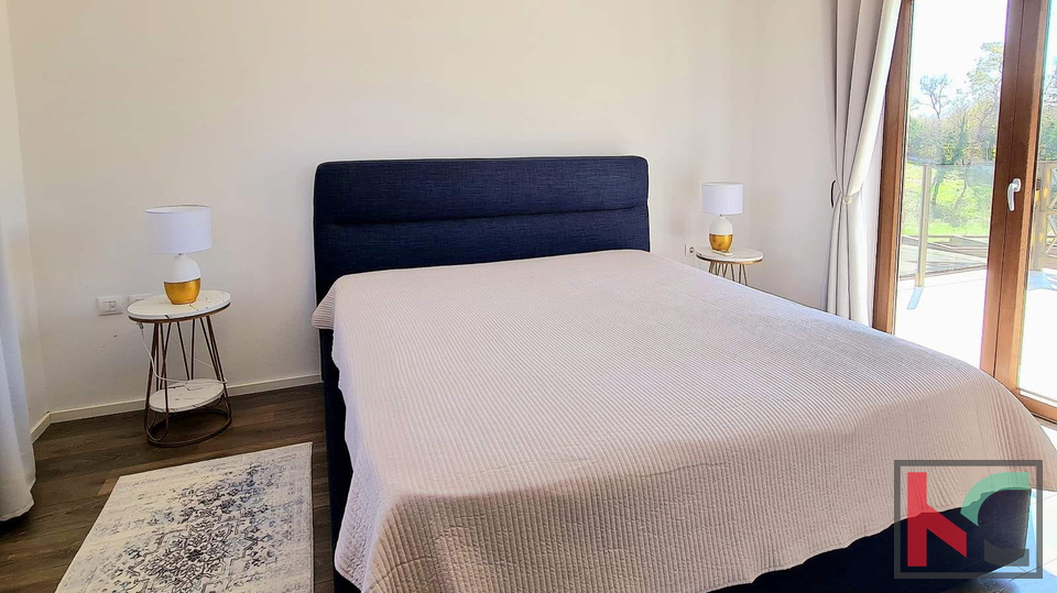 ISTRA, PRNJANI, SAMOSTOJEĆA KUĆA S BAZENOM NA MIRNOJ LOKACIJI