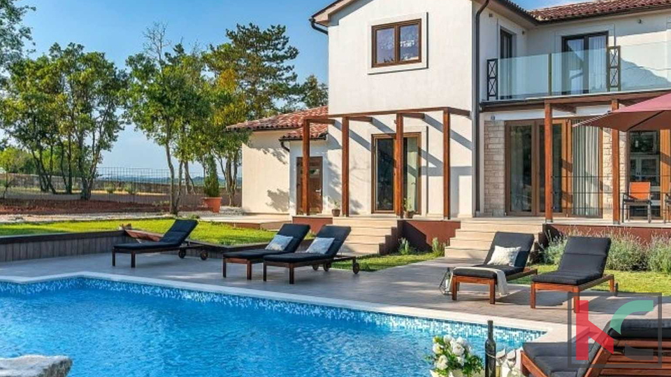 ISTRA, PRNJANI, SAMOSTOJEĆA KUĆA S BAZENOM NA MIRNOJ LOKACIJI