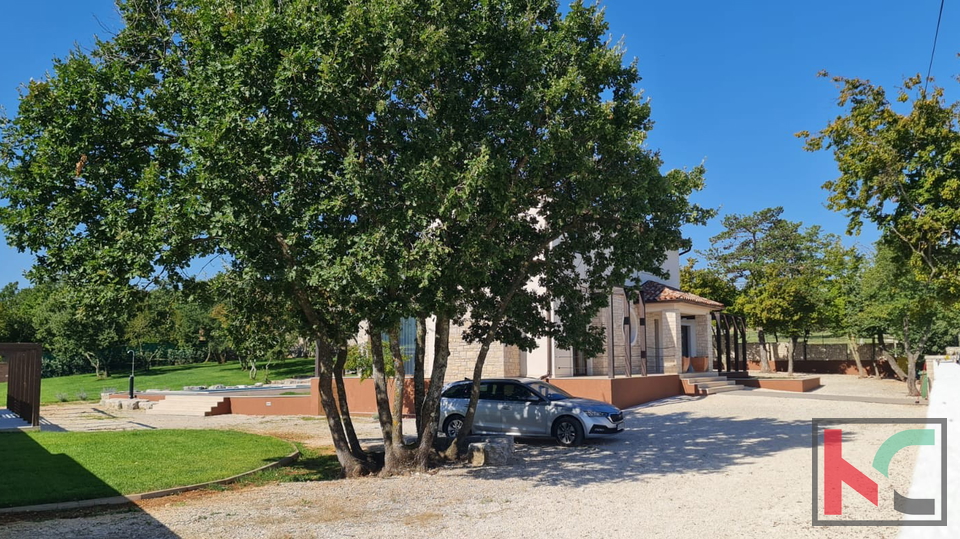 ISTRA, PRNJANI, SAMOSTOJEĆA KUĆA S BAZENOM NA MIRNOJ LOKACIJI