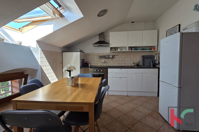 Pula, Veruda, appartamento con tre camere da letto 78,75m2 su due piani