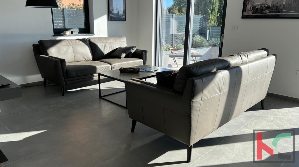 ISTRA, SVETVINČENAT, MODERNA VILA S BAZENOM #PRODAJA