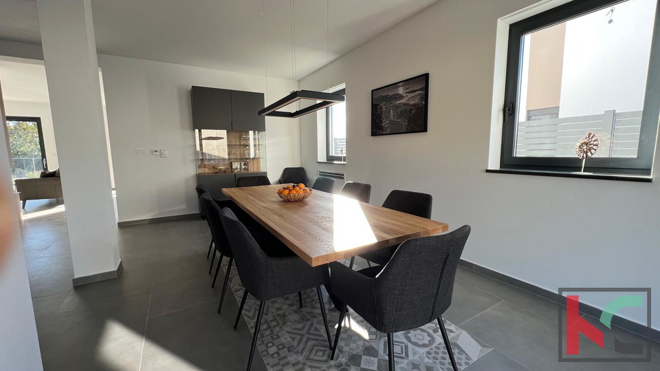 ISTRA, SVETVINČENAT, MODERNA VILA S BAZENOM #PRODAJA