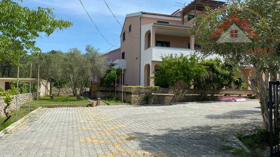 Einfamilienhaus zum Verkauf in Biograd na Moru mit 5 Wohnungen und großem Garten, Gespanschaft Zadar, Kroatien