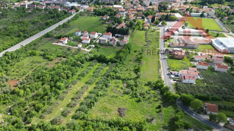 PRODAJE SE  atraktivno građevinsko zemljište u Benkovcu, Zadarska županija