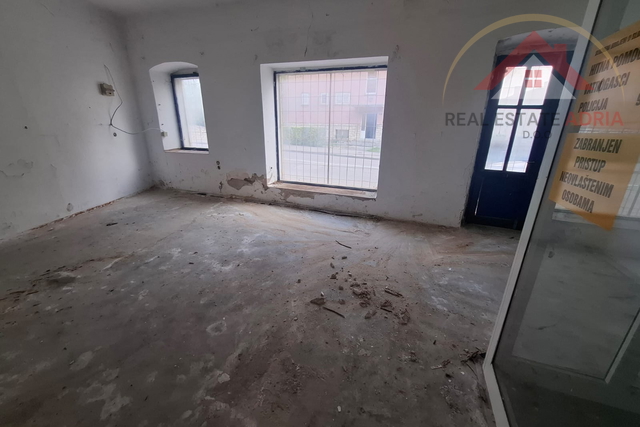 Prodaje se zgrada mješovite uporabe sa stanom i konobom u Benkovcu, Zadarska županija