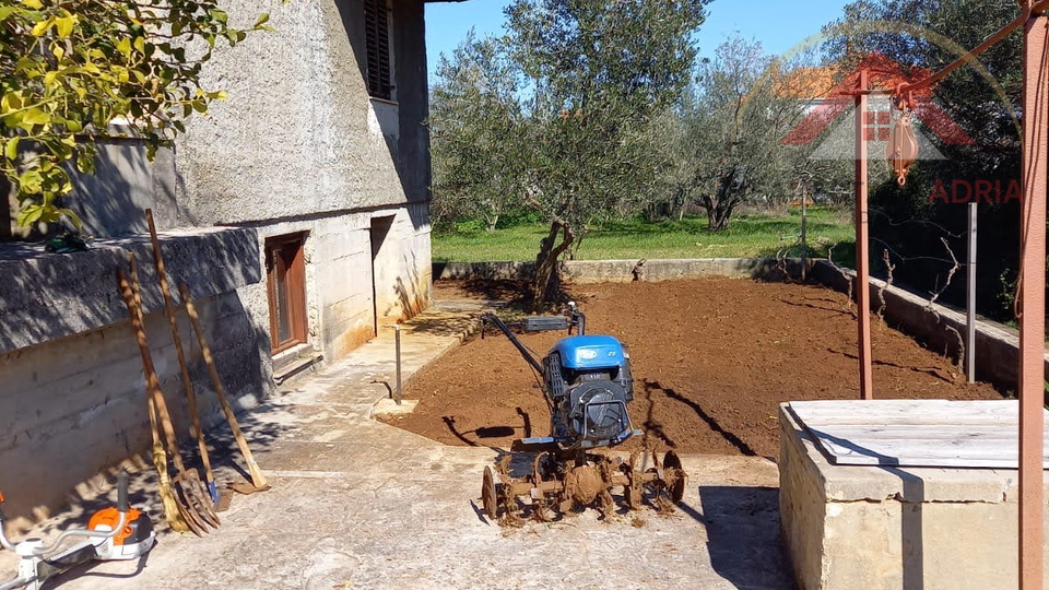 Prodaje se kuća na otoku Ugljanu u mjestu Poljana, Zadarska županija, Hrvatska