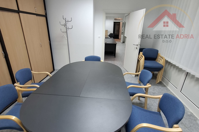 Langfristige Büroflächen zur Miete auf dem Markt im 1. Stock in Biograd na Moru, Gespanschaft Zadar