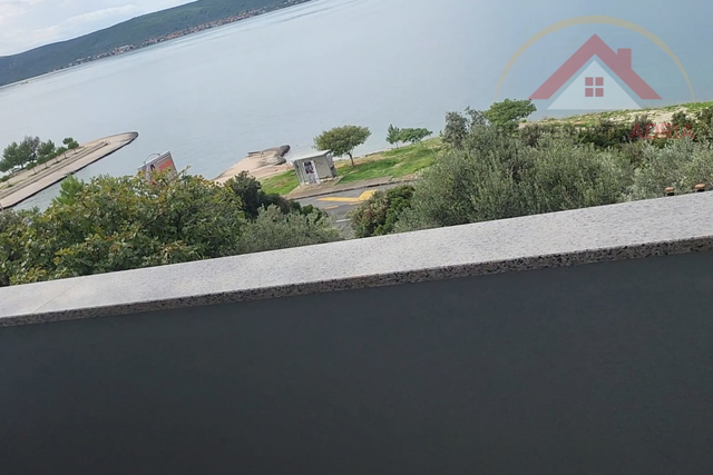 Ein freistehendes Haus zum Verkauf, erste Reihe zum Meer und Strand, mit drei Wohnungen und Blick auf das Meer, im Dorf Sv. Petar na Moru, Gespanschaft Zadar