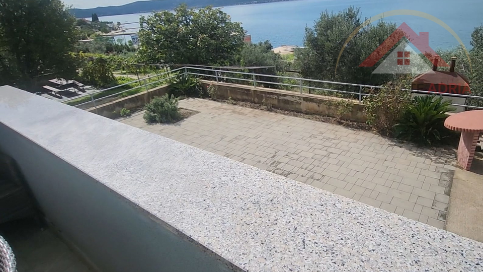 Prodaje se samostojeća kuća prvi red do mora i plaže sa tri stana i pogledom na more,u mjestu Sv. Petar na Moru, Zadarska županija