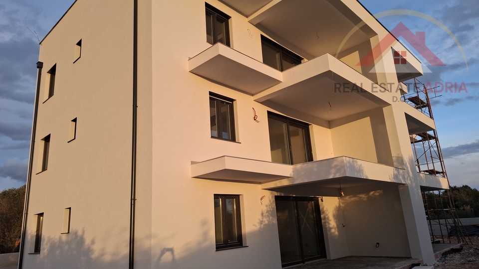Prodaje se PENTHOUSE stan sa pogledom na more i krovnom terasom u Turnju, blizu Biograda na Moru, Zadarska županija