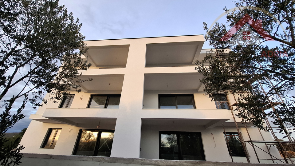 Prodaje se PENTHOUSE stan sa pogledom na more i krovnom terasom u Turnju, blizu Biograda na Moru, Zadarska županija