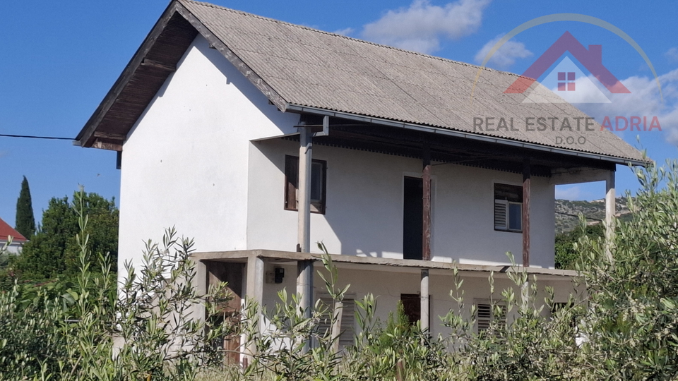 Prodaje se kuća za adaptaciju sa parcelom od 598 m2 u Kakmi pokraj Biograda na Moru