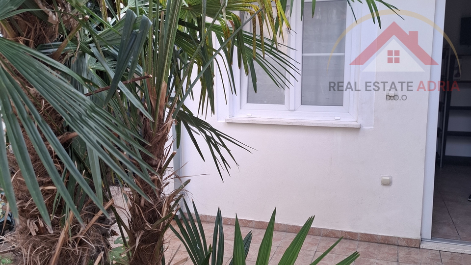 FOR SALE: House with three apartments and commercial space in the center of Biograd na Moru, Zadar County, Croatia