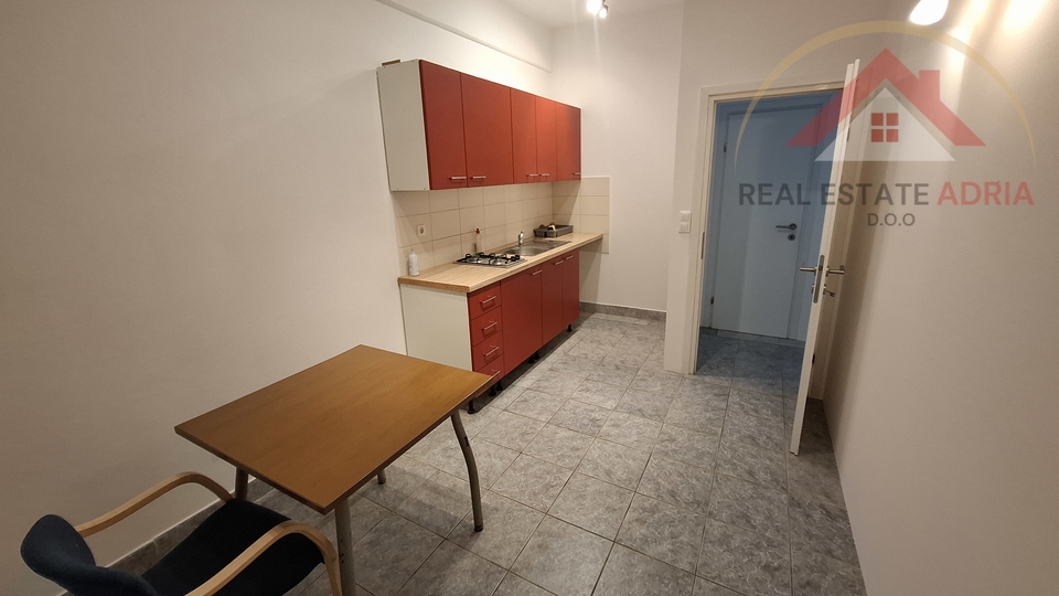 Langfristige Büroflächen zur Miete auf dem Markt im 1. Stock in Biograd na Moru, Gespanschaft Zadar
