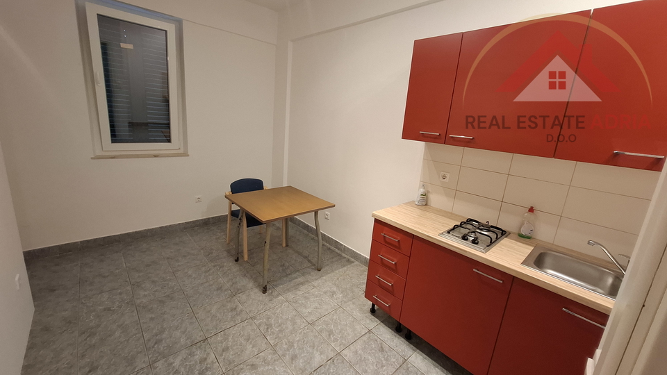 Langfristige Büroflächen zur Miete auf dem Markt im 1. Stock in Biograd na Moru, Gespanschaft Zadar