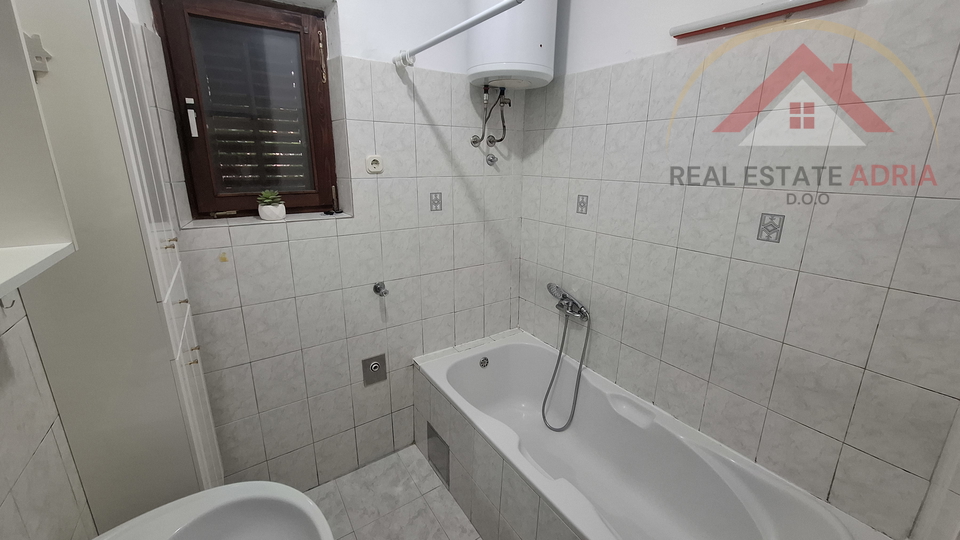 Ein Haus zum Verkauf in Biograd na Moru, nahe dem Strand und dem Zentrum, Gespanschaft Zadar, Kroatien