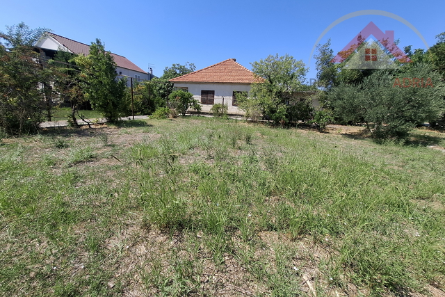 Prodaje se kuća na zemljištu od 1300 m2 u Biogradu na Moru, Zadarska županija, Croatia