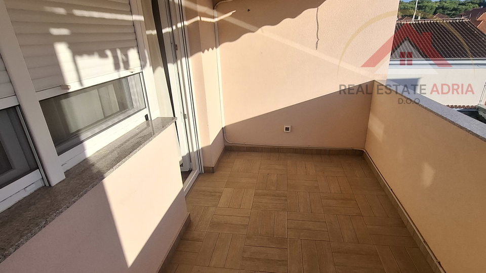 STAN U BIOGRADU NA MORU &ndash; 49 m&sup2; NETO&comma; 700 m OD PLA&Zcaron;E DRA&Zcaron;ICE