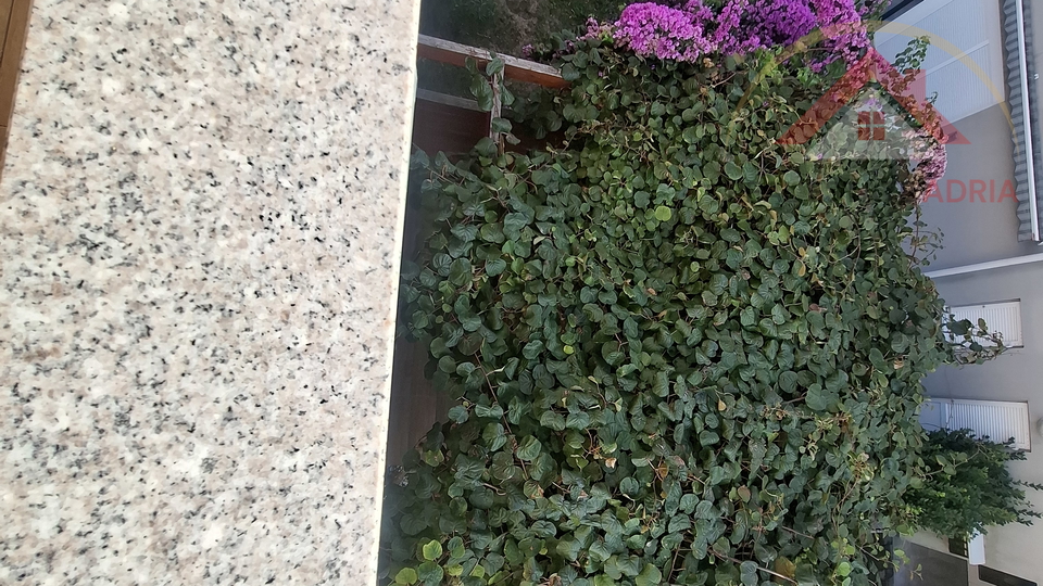 STAN U BIOGRADU NA MORU &ndash; 49 m&sup2; NETO&comma; 700 m OD PLA&Zcaron;E DRA&Zcaron;ICE