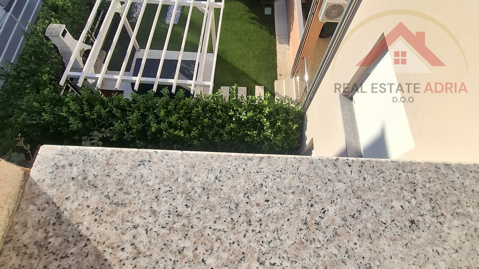 STAN U BIOGRADU NA MORU &ndash; 49 m&sup2; NETO&comma; 700 m OD PLA&Zcaron;E DRA&Zcaron;ICE