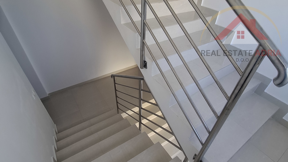 STAN U BIOGRADU NA MORU &ndash; 49 m&sup2; NETO&comma; 700 m OD PLA&Zcaron;E DRA&Zcaron;ICE