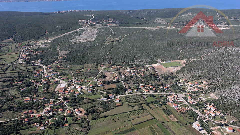 Baugrundstück zum Verkauf in Doni Raštani mit Schwimmbad, Gespanschaft Zadar