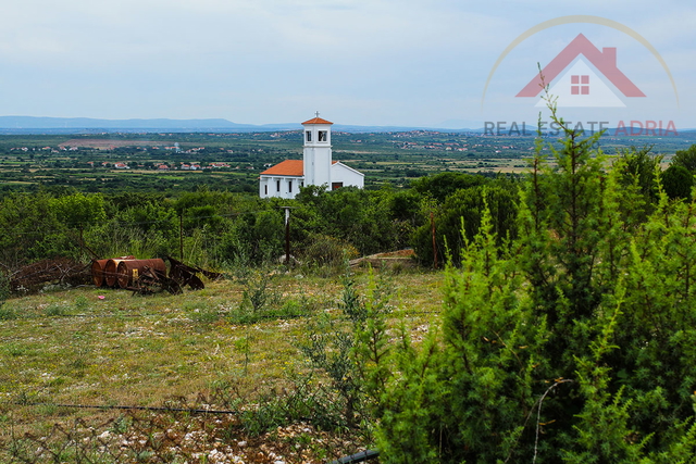 Baugrundstück zum Verkauf in Doni Raštani mit Schwimmbad, Gespanschaft Zadar