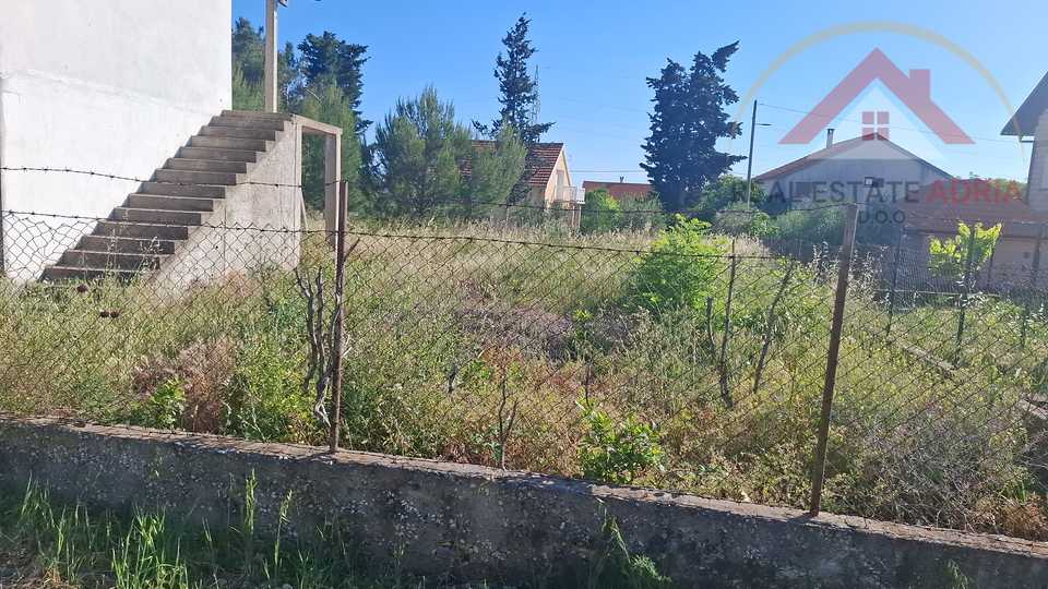 Prodaje se kuća za adaptaciju sa parcelom od 598 m2 u Kakmi pokraj Biograda na Moru