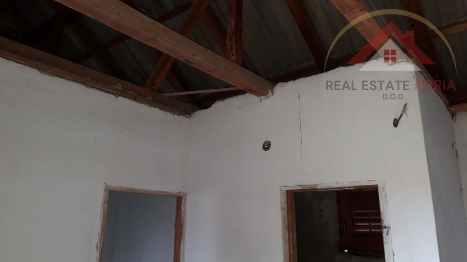 Prodaje se kuća za adaptaciju sa parcelom od 598 m2 u Kakmi pokraj Biograda na Moru