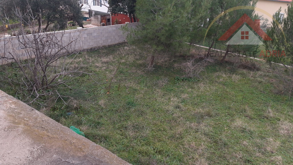 Prodaje se kuća za adaptaciju sa parcelom od 598 m2 u Kakmi pokraj Biograda na Moru