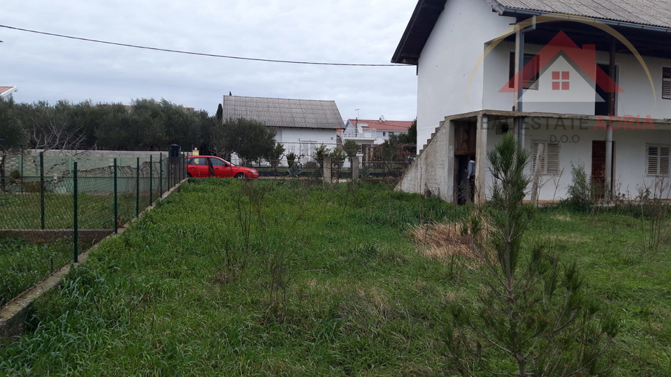 Prodaje se kuća za adaptaciju sa parcelom od 598 m2 u Kakmi pokraj Biograda na Moru