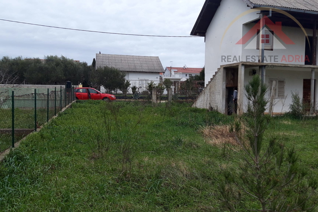 Prodaje se kuća za adaptaciju sa parcelom od 598 m2 u Kakmi pokraj Biograda na Moru