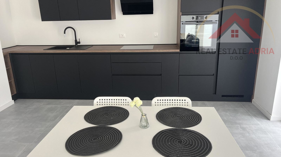 Iznajmljuje se stan u novoj zgradi Biograd na Moru