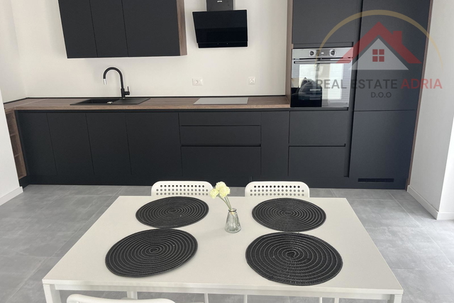 Iznajmljuje se stan u novoj zgradi Biograd na Moru