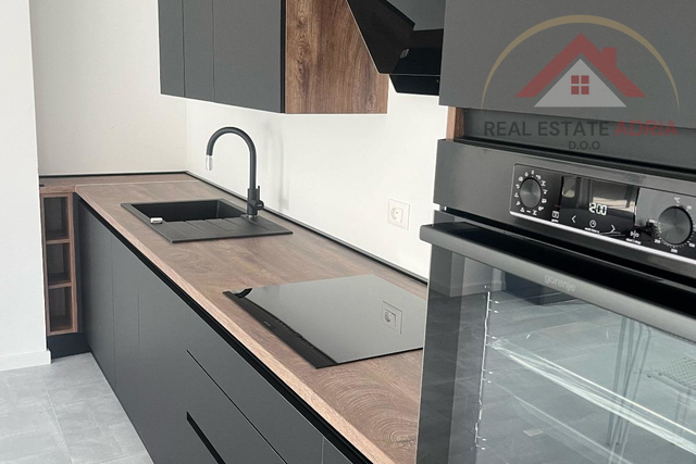 Iznajmljuje se stan u novoj zgradi Biograd na Moru