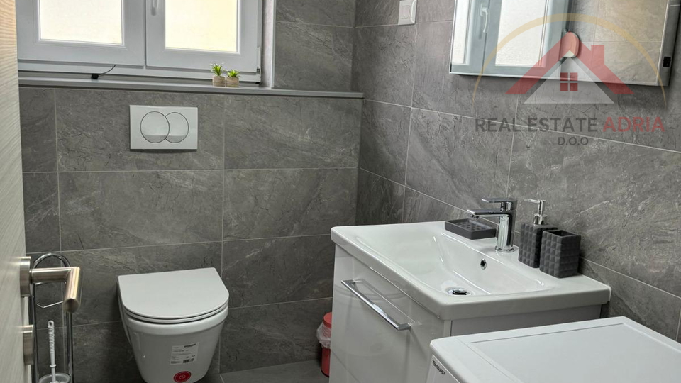 Iznajmljuje se stan u novoj zgradi Biograd na Moru